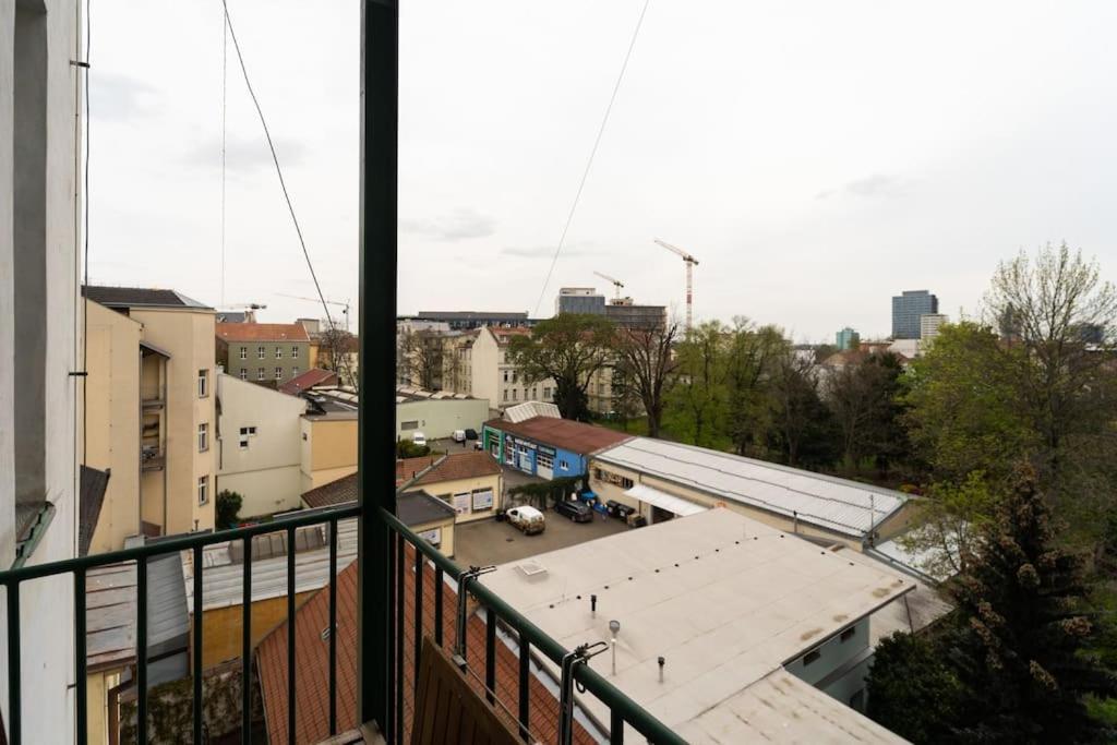 Stylovy S Cervenou Pohovkou Kousek Od Hlavniho Nadrazi