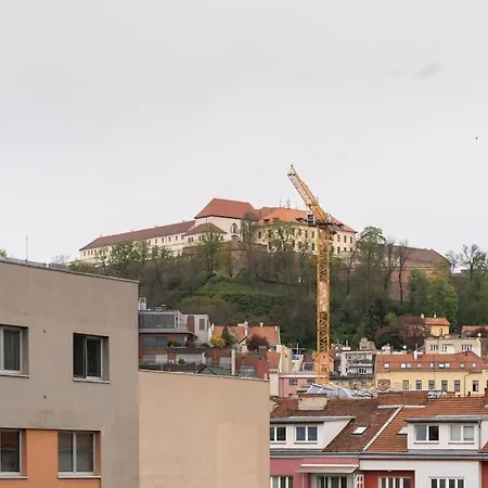 Stylovy Byt S Cervenou Pohovkou Kousek Od Hlavniho Nadrazi Brno Exterior photo