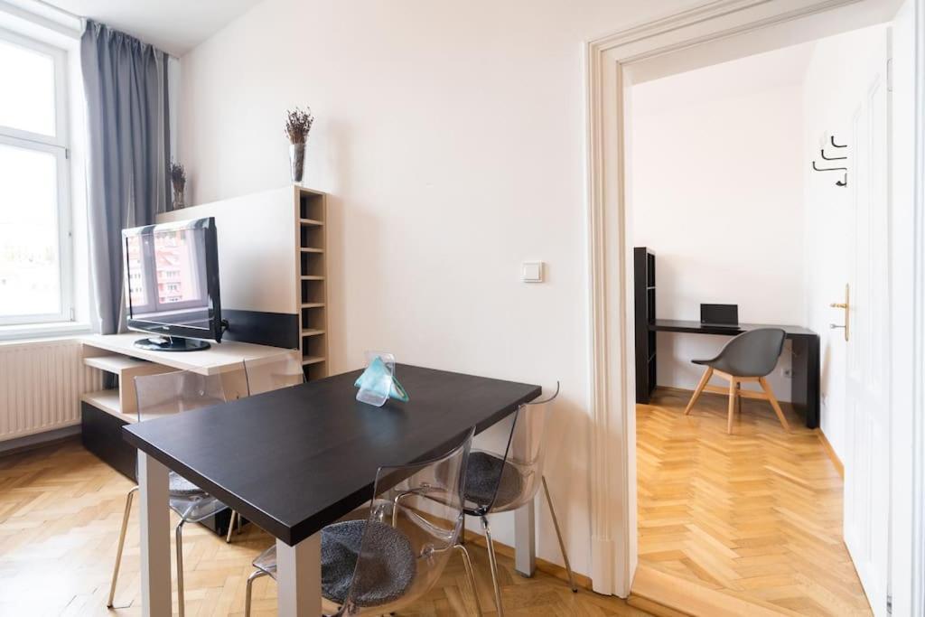 Stylovy S Cervenou Pohovkou Kousek Od Hlavniho Nadrazi Brno