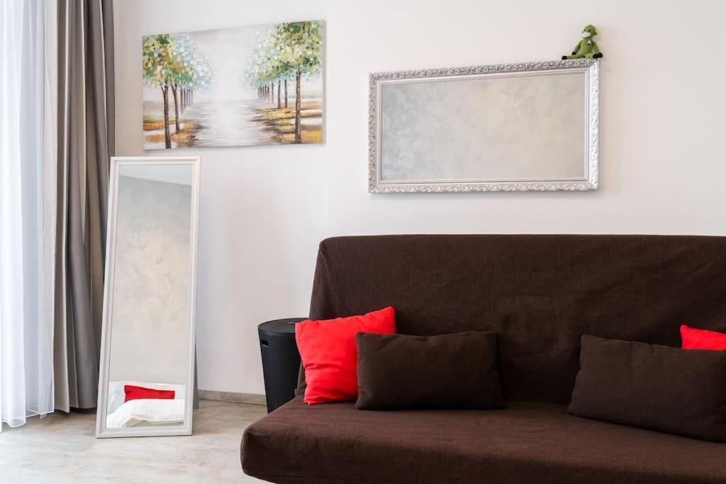 Stylovy S Cervenou Pohovkou Kousek Od Hlavniho Nadrazi Apartamento Brno