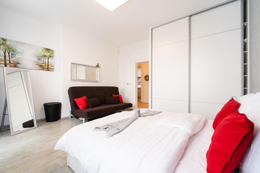 Stylovy S Cervenou Pohovkou Kousek Od Hlavniho Nadrazi Apartamento Brno