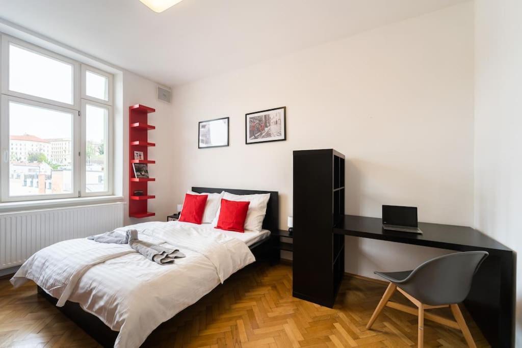 Stylovy S Cervenou Pohovkou Kousek Od Hlavniho Nadrazi * Brno
