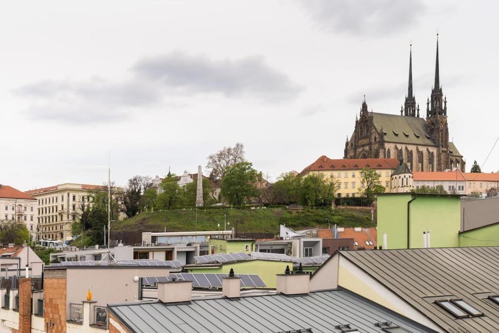 Stylovy S Cervenou Pohovkou Kousek Od Hlavniho Nadrazi Apartamento Brno