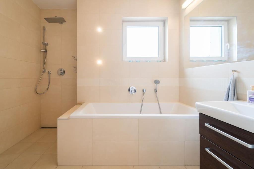 Apartamento Stylovy S Cervenou Pohovkou Kousek Od Hlavniho Nadrazi Brno